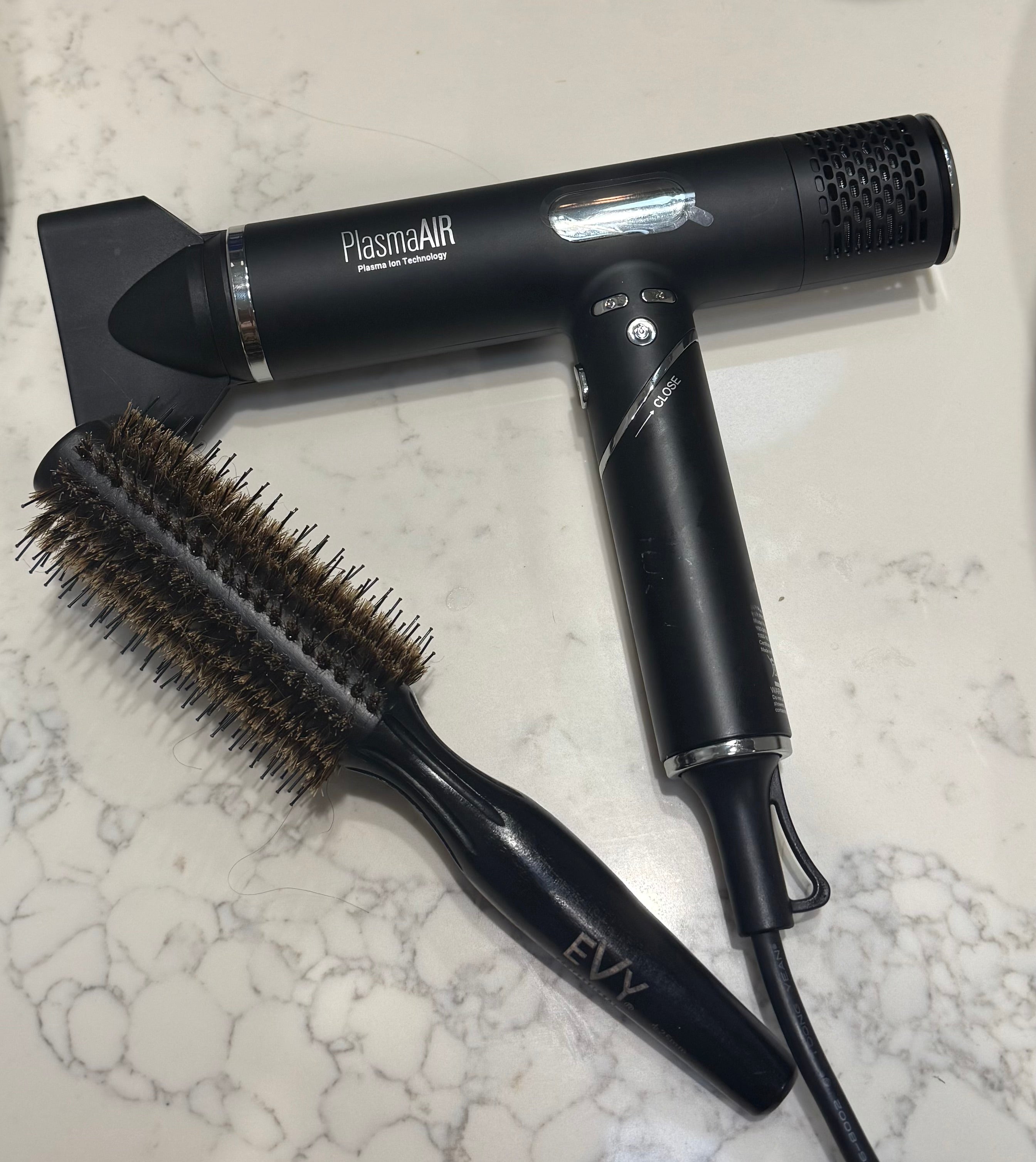PlasmaAir DualVoltage dryer and Schima round brush.